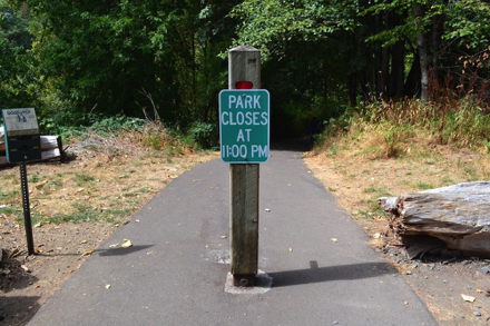 Trailhead without parking - Signage: Park closes at 11 pm